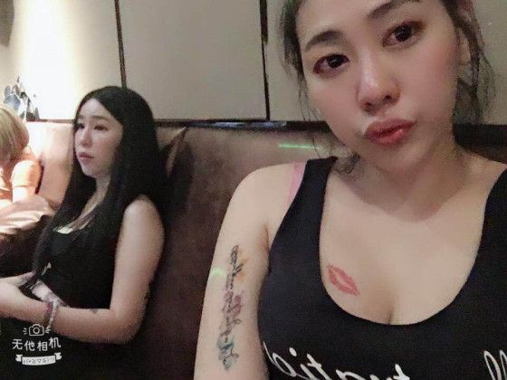 
							胸前火辣唇印刺青小模 性愛自拍攝影
						
