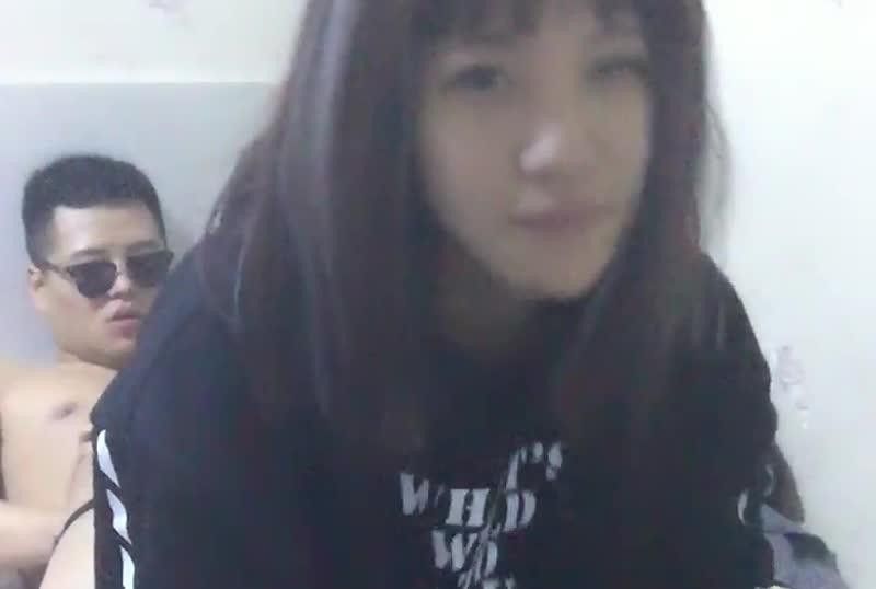 
							刺青男約小女友自拍啪啪上傳看起來顏值高又年輕貌美
						