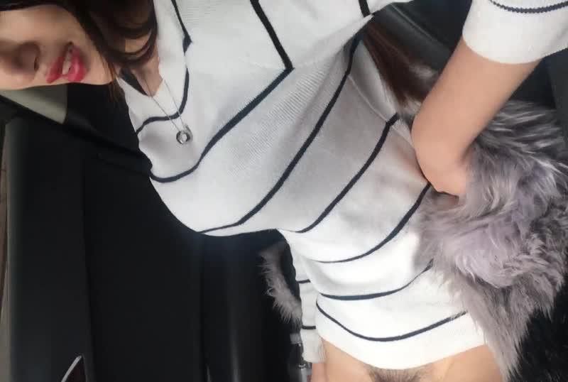 
							車上就脫褲深喉口交後入真不是一般爽比A片還爽
						