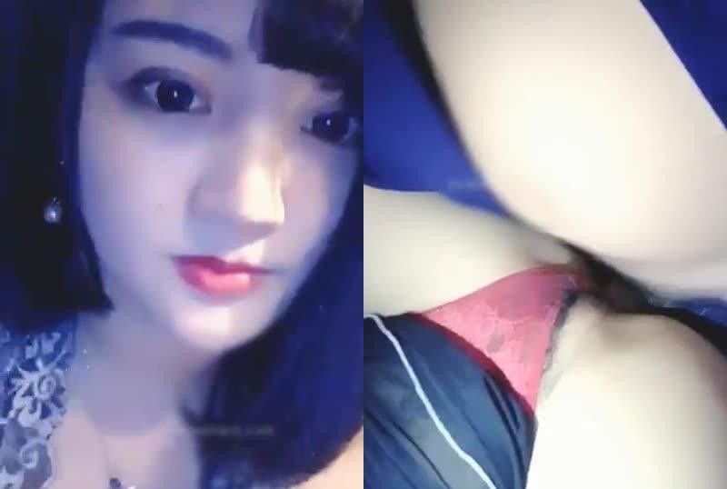 
							情侶開車路邊車震野戰淫蕩美女自摸自拍樣樣來
						