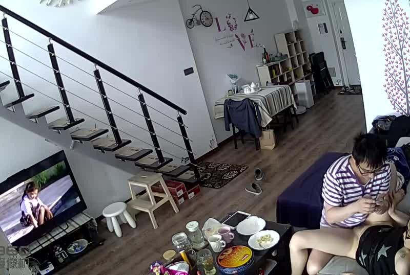 
							小兩口一邊看電視一邊啪啪老公還要拿手機拍下来纪念
						
