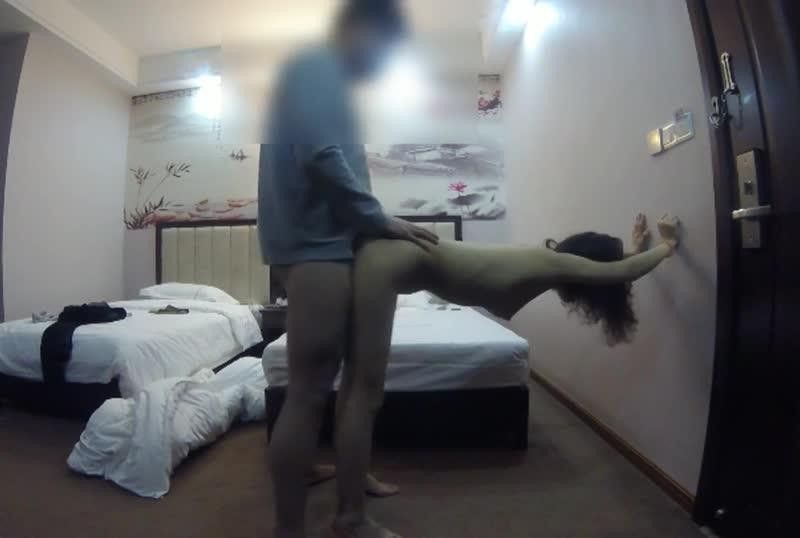 
							女醫師背著未婚夫主動口交背後位狂入就是A片NTR
						